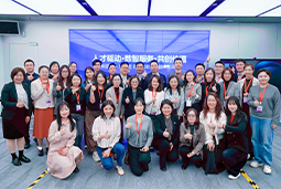 走进标杆现场，共探AI转型——九州酷游国际携手企业高管参访埃森哲智能运营中心